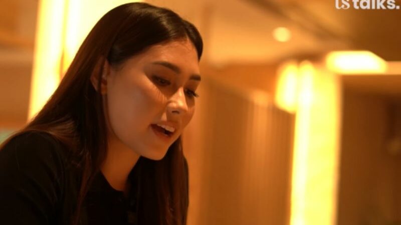 Berita artis: Frederika Cull ceritakan apa kesulitan yang ia hadapi saat pertama kali terjun dalam dunia akting dengan membawa nama Putri Indonesia.