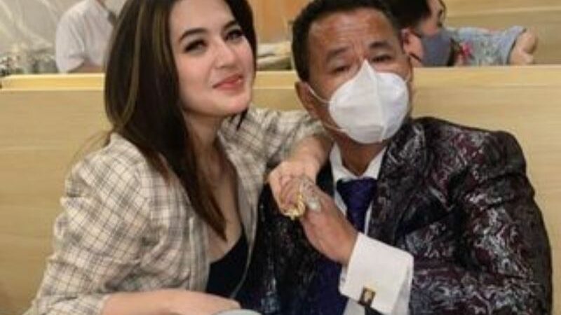Berita artis: Hotman Paris kembali unggah sebuah bukti kasusnya dengan Iqlima Kim, netizen malah salfok pada usia dari mantan Aspri ini.