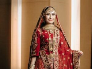 Beriita artis: Pedangdut Iis Dahlia dapat kejutan ulang tahun dari dua anak tercintanya dengan memakai tema ala India.