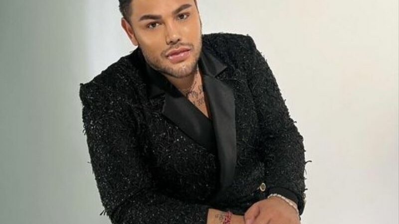 Berita artis: Blak-blakan selama ini Ivan Gunawan mengaku tidak percaya diri bila diminta foto full badan oleh klien.