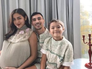 Berita artis: Jessica Iskandar melahirkan anak kedua, sang suami bawa kabar bahagia atas kelahiran anak keduanya dalam postingan terbarunya.