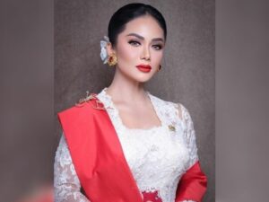 Potret Krisdayanti saat hadiri rapat paripurna DPR RI dengan kenakan setelah batik terlihat begitu menawan.