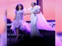 Berita artis: Agar Amora tidak gugup saat bernyanyi di panggung besar, Krisdayanti secara khusus mengantar sang putri saat tampil.