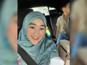 Berita artis: Unggah sebuah foto selfie pertama di bulan Mei, penampilan Larissa Chou buat netizen pangling karena sudah lepas behel.