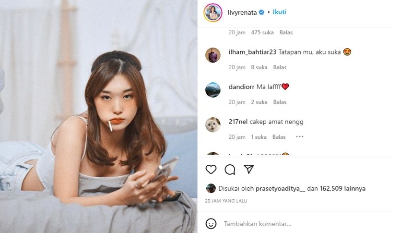 Livy Renata Tampil Menggoda di Atas Ranjang dengan Lolipop di Mulut 2 Lampiran Gambar