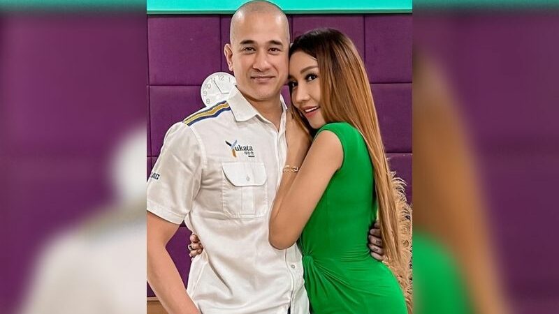 Berita artis: Lucinta Luna pamer foto mesra dengan seorang pria saat berada di atas ranjang, buat netizen heboh karena tingkahnya.