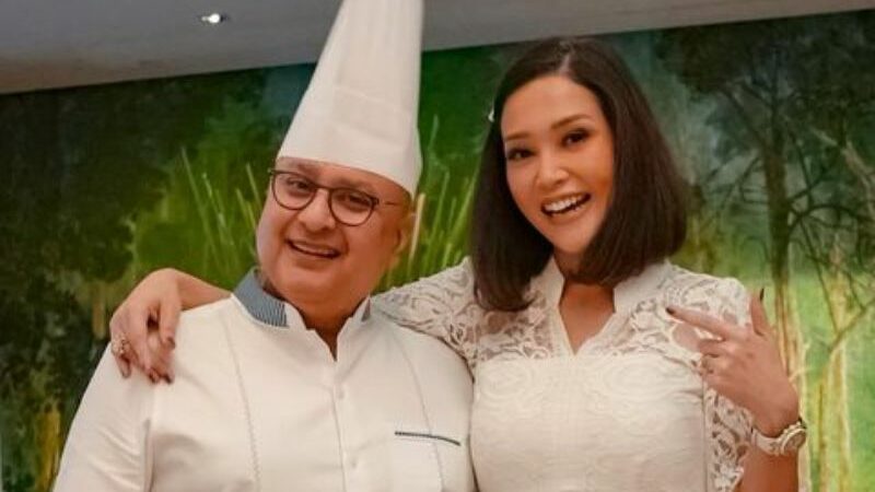 Berita artis: Unggah sebuah foto baru bareng suaminya, penampilan dan raut wajah bahagia Maia Estianty jadi sorotan netizen.