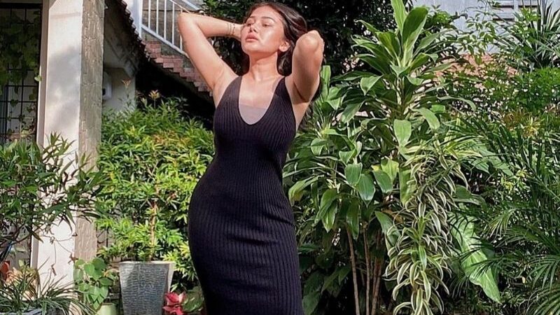 Berita artis: Cantiknya penampilan Mutia Ayu saat memakai sebuah dress ketat buat netizen pangling dan ingin membeli produk tersebut.