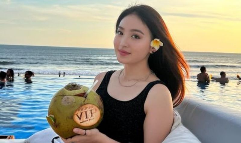Berita artis: Unggah sebuah foto baru saat kenakan gaun di pantai, artis cantik Natasha Wilona disebut netizen sangat cocok jadi gadis pantai.