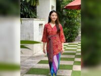Berita artis: Unggah sebuah foto saat belajar membuat canang sari, Natasha Wilona disebut netizen cocok jadi putri Bali.