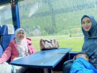 Berita artis: Netizen ikut merasa senang melihat kebahagiaan Oki Setiana Dewi yang takjub saat menghabiskan liburan bareng keluarga ke Swiss.