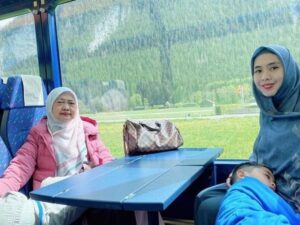 Berita artis: Netizen ikut merasa senang melihat kebahagiaan Oki Setiana Dewi yang takjub saat menghabiskan liburan bareng keluarga ke Swiss.