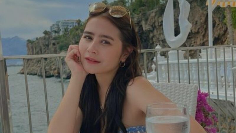 Berita artis: Unggah sebuah foto saat menikmati liburan di Turki, penampilan Prilly Latuconsina dinilai sangat cantik mirip bidadari.