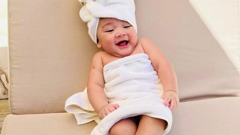 Berita artis: Unggah foto hanya pakai handuk, tingkah lucu Rayyanza mampu buat netizen merasa gemas melihatnya.