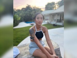 Berita artis: Saat unggah foto seksi menikmati sunset di penginapan, netizen penasaran Renatta Moeloek pernah makan dicampur mie dan sarden.