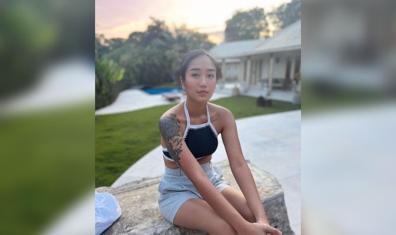 Berita artis: Saat unggah foto seksi menikmati sunset di penginapan, netizen penasaran Renatta Moeloek pernah makan dicampur mie dan sarden.