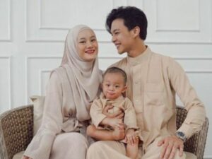Berita artis: Unggah sebuah foto liburan bareng istri, Rey Mbayang dan Dinda Hauw dijuluki sebagai couple yang suka bikin baper.