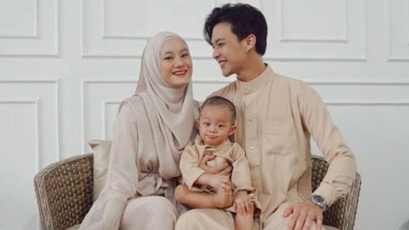 Berita artis: Unggah sebuah foto liburan bareng istri, Rey Mbayang dan Dinda Hauw dijuluki sebagai couple yang suka bikin baper.