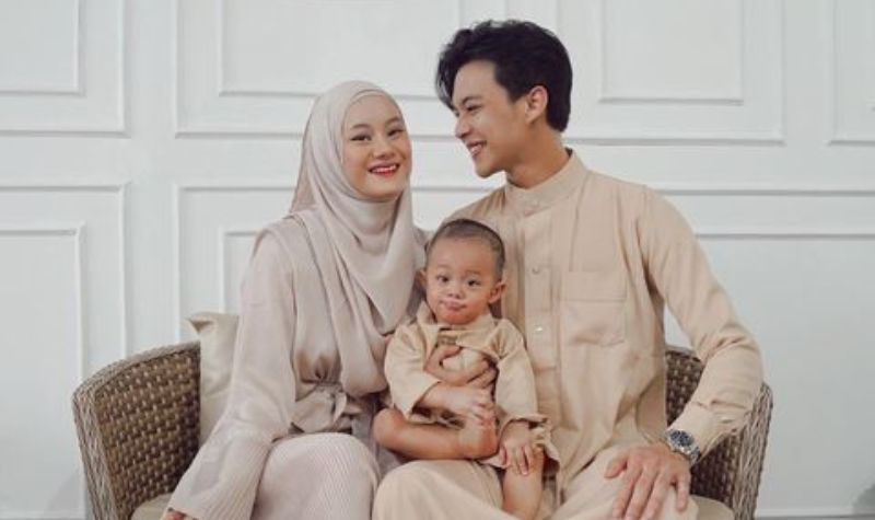 Berita artis: Unggah sebuah foto liburan bareng istri, Rey Mbayang dan Dinda Hauw dijuluki sebagai couple yang suka bikin baper.