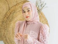 Berita artis: Ikuti trend gaya hijab, penampilan Ririe Fairuz dipuji oleh banyak netizen karena terlihat sangat cantik.