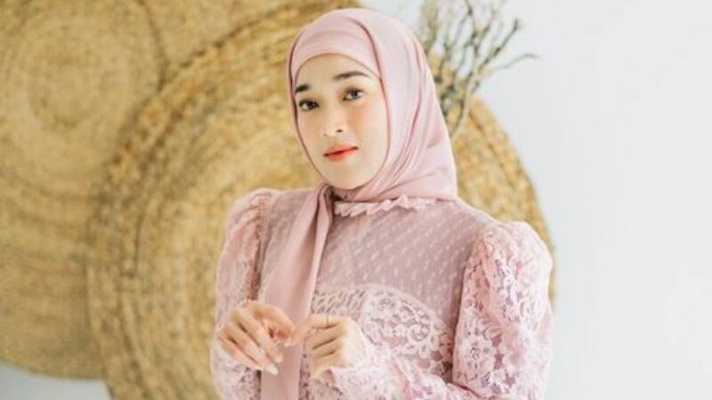 Berita artis: Ikuti trend gaya hijab, penampilan Ririe Fairuz dipuji oleh banyak netizen karena terlihat sangat cantik.