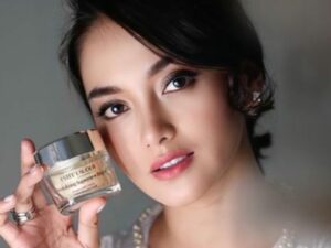 Berita artis: Bagikan sebuah foto liburan bareng keluarga kecilnya, netizen mengaku selalu terpesona dengan kecantikan Ririn Ekawati.