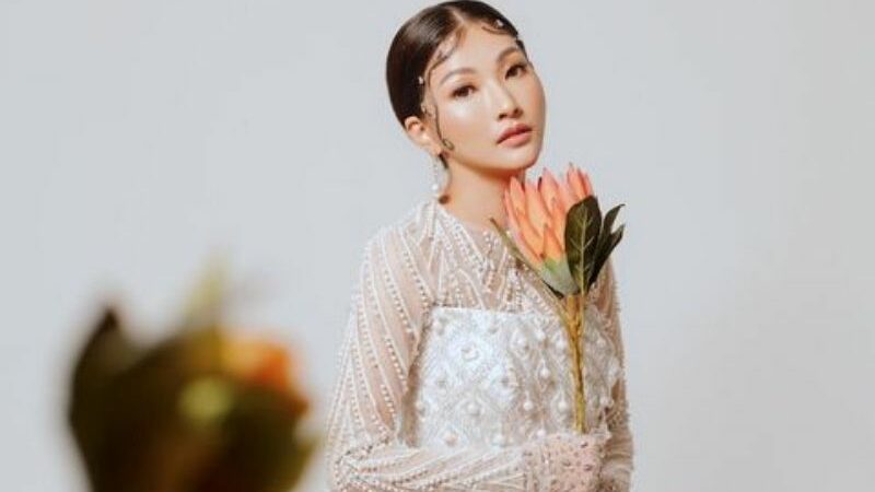 Berita artis: Unggah sebuah foto saat menjalani pemotretan, netizen dibuat salah fokus pada mulusnya wajah Sarwendah.