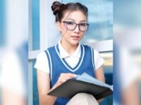 Berita artis: Penampilan Sarwendah pada sebuah foto baru yang ia unggah, disebut masih cocok jadi anak sekolahan oleh netizen.