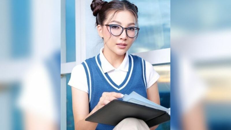 Berita artis: Penampilan Sarwendah pada sebuah foto baru yang ia unggah, disebut masih cocok jadi anak sekolahan oleh netizen.