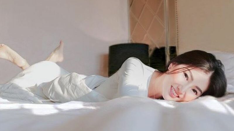 Berita artis: Berpose di kasur sambil rebahan, penampilan Sarwendah disebut netizen mirip salah satu artis Korea yaitu Han Soo He.