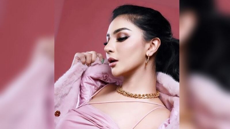 Berita artis: Siva Aprilia unggah sebuah foto saat dirinya hendak bermain golf, tetapi posisi berdirinya yang agak nungging jadi perhatian netizen.