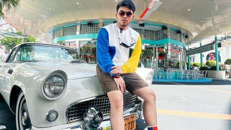 Berita artis: Selalu siap siaga jadi babysitter Ameena, Thariq Halilintar pakai baju berwarna warni disebut netizen mirip anak TK.