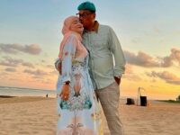 Berita artis: Demi merayakan hari anniversary pernikahan ke-19 tahun, Uya Kuya bawa keluarga kecilnya liburan di salah satu resort mewah.