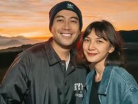 Berita artis: Vidi Aldiano unggah sebuah foto liburan bersama istri tercinta, netizen merasa bersyukur penantian lama ini telah terwujud.