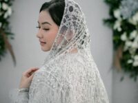 Adinda Azani akhirmya resmi menjadi istri usai dipersunting oleh seorang pria tampan bernama Armand Zachary pada Minggu (26/2022).