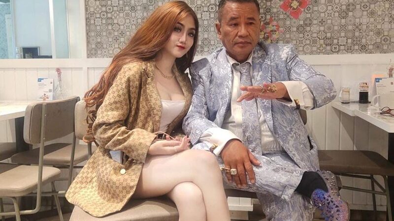 Berita artis: Hotman Paris jalan bareng asisten pribadinya yang ke-48, netizen salah fokus dengan wajahnya yang dinilai tidak sesuai realita.