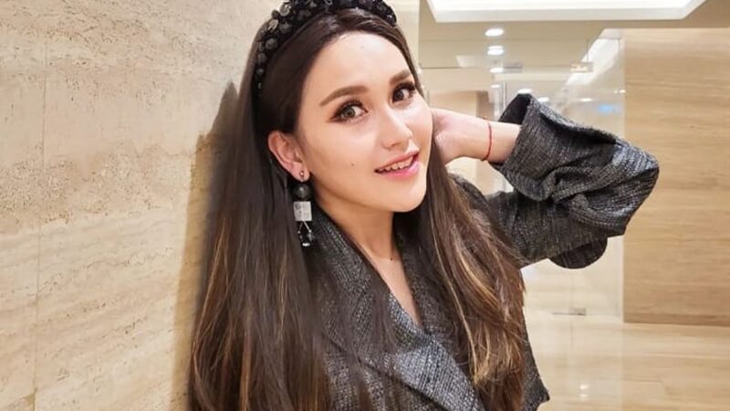 Berita artis: Ayu Ting Ting baru saja pulang Umrah bersama dengan keluarganya, ia pun kini memulai aktivitas kembali yang langsung jadi sorotan publik.