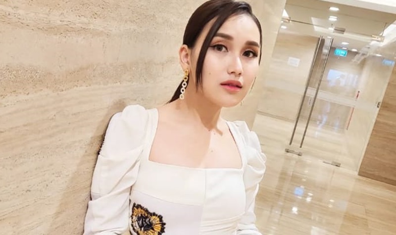 Pakai Dress Putih Dan Rambut Terikat, Ayu Ting Ting Bikin Pangling ...