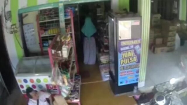 Seorang bocah berhijab menjadi korban pelecehan seksual oleh seorang bapak-bapak saat berbalanja di sebuah warung, pada Kamis (23/6/2022).