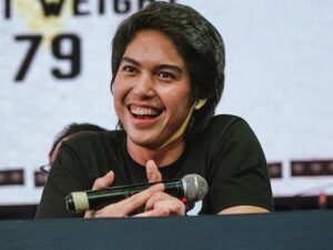 El Rumi salah seorang murid yang pintar di sekolah hingga dirinya bisa hasilkan uang dari contekan yang dijualnya pada murid lain.