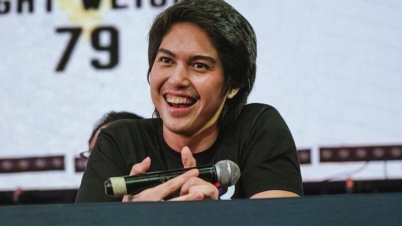 El Rumi salah seorang murid yang pintar di sekolah hingga dirinya bisa hasilkan uang dari contekan yang dijualnya pada murid lain.