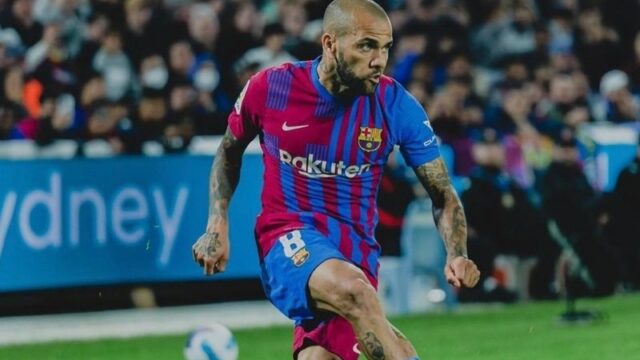 Dani Alves tinggalkan Barcelona. Ia tidak memperpanjang kontrak karena manajer Barca, Xavi Hernandez melakukan peremajaan skuat.