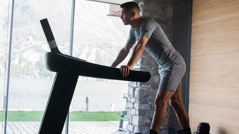 Mobil Super  milik Cristiano Ronaldo dengan merk Bugatti, mengalami kecelakaan di Majorca, Spanyol pada Senin (20/6).