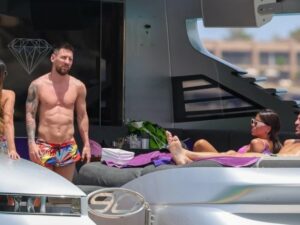 Lionel Messi bersama sahabatnya, Cesc Fabregas, menikmati liburan bersama di atas sebuah kapal Yacht mewah yang berlayar di lautan Mediterania.