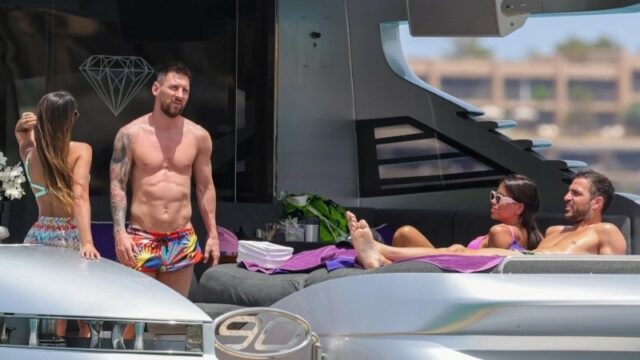 Lionel Messi bersama sahabatnya, Cesc Fabregas, menikmati liburan bersama di atas sebuah kapal Yacht mewah yang berlayar di lautan Mediterania.