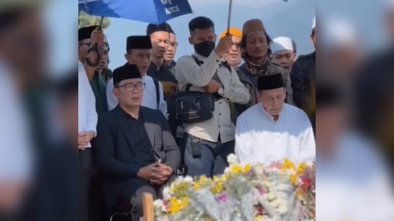 Ridwan Kamil kedatangan tamu spesial yang tak biasa. Seorang Habib Muhammad Luthfi bin Yahya turut datang berziarah ke makam Eril dan mendoakan anak sulung Gubernur Jawa Barat itu.