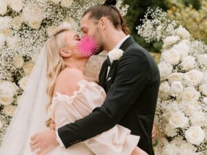 Berita bola: Andy Carroll Tetap Langsung Pernikahan Walau Diterpa Isu Perselingkuhan