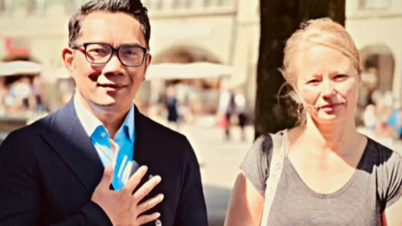 Berita terkini: Ridwan Kamil mengunggah video pertemuan dirinya dengan sosok penemu jasad anaknya untuk mengucapkan terima kasih.   