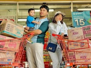 Berita artis: Fuji baru saja membagikan potret dirinya yang tengah belanja bulanan bersama dengan Thariq Halilintar dan juga Gala Sky.