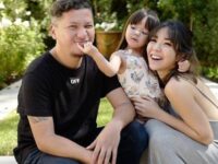 Berita artis: Gisel, Gading, dan Gempi tertawa bahagia saat memakaikan bodylotion, mereka lantas didoa'kan untuk kembali rujuk kembali.